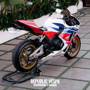 Jual bekas DIJUAL CEPAT HONDA CBR600RR TAHUN 2013 HRC EDITION FULL PAPER.,lokasi di Bandung Wetan