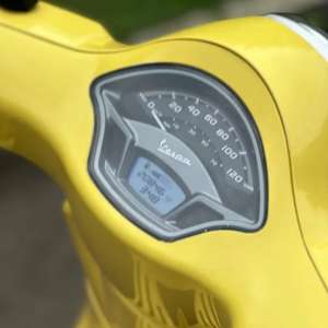 Jual bekas Dijual cepat Piaggio Vespa LX IGET 125 LED TH 2020 warna Kuning,lokasi di Gading Serpong