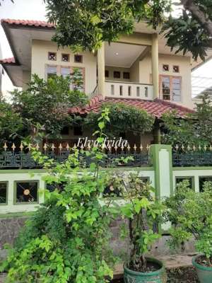 Dijual Rumah 2 lantai di Ketintang Wiyata Surabaya Semi Furnish lokasi di Gayungan, tersedia melalui melalui situs Olx