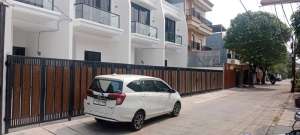 DIJUAL RUMAH BARU BERKONSEP AMERICAN CLASSIC lokasi di Kembangan, tersedia melalui melalui situs Olx