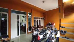DIJUAL RUMAH PINGGIR JALAN DEKAT HALTE TJ lokasi di Cengkareng, tersedia melalui melalui situs Olx