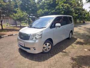 Jual bekas DP RENDAH Toyota Nav1 2.0 G Bensin-AT 2013 Putih sQE,lokasi di 