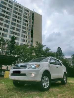 Jual bekas Fortuner G lux putih low KM,lokasi di 