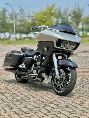 Jual bekas Harley Roadglide CVO 2019 Patriot Steel Lightning edition touring,lokasi di Gubeng