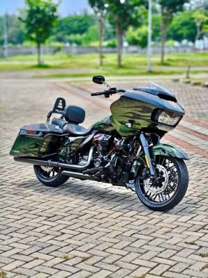 Jual bekas Harley Roadglide CVO 2022 Envious Green Flame ohlins bagger,lokasi di Mulyorejo
