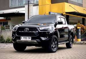 Jual bekas HILUX D CAB V 2024 KM 4Rb Perak,lokasi di 