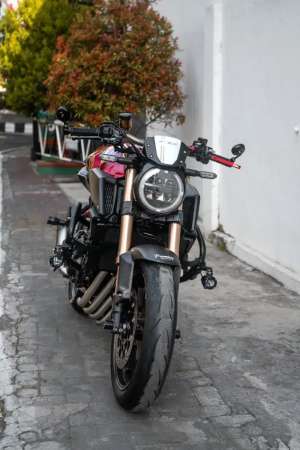 Jual bekas Honda CB650r Neo Sport Cafe Red NIK. 2020 Fullspec Modifikasi,lokasi di Gayamsari