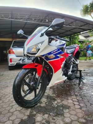Jual bekas Honda CBR 150R 2015 Pajak Hidup Full Orisinil Siap Pakai,lokasi di Kebayoran Lama