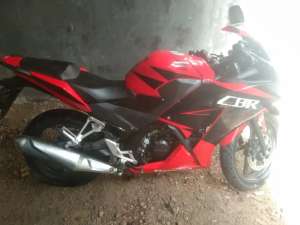 Honda CBR150R K45,2015 lokasi di Ciwaru, tersedia melalui melalui situs Olx