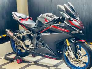 Jual bekas Honda cbr250rr non abs cbr250 rr cbr 250 rr cbr250 cbr 250 black matte,lokasi di Blimbing