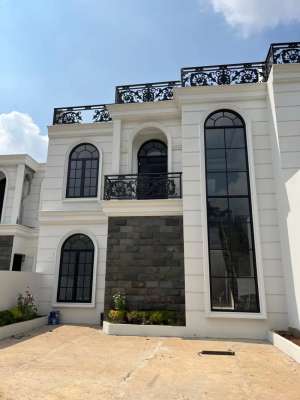 Hunian Pejabat Gaya Eropa Classic dekat TolLRT Cibubur lokasi di Cibubur, tersedia melalui melalui situs Olx