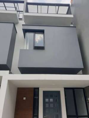 Jual Rumah 3 Lantai Siap Huni SHM 3 Kt3 Km Dekat 15 Menit Dari Puri lokasi di Karang Tengah, tersedia melalui melalui situs Olx