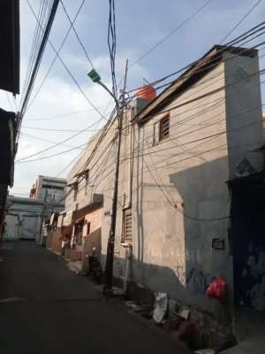 Jual rumah tingkat lokasi strategis pinggir jalan ci cipinang lokasi di Jatinegara, tersedia melalui melalui situs Olx