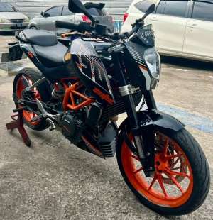 Jual bekas KTM Duke 250 ABS 2017 Lengkap Pajak Hidup Panjaaang Josss Mulusss,lokasi di Kembangan