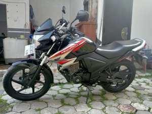 Megapro mono Fi 150 super istimewa dan suzuki Addres 115cc lokasi di Kedungwaru, tersedia melalui melalui situs Olx