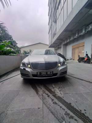 Jual bekas Merc Benz E 300 AT CKD mulus, KM Rendah,lokasi di 