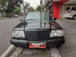 Jual bekas MERCY E320 AT 1995 BLACK SANGAT TERAWAT BINTANG MOTOR,lokasi di 