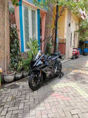 Motor bekas mulus Yamaha R15 V4 lokasi di Bulak, tersedia melalui melalui situs Olx