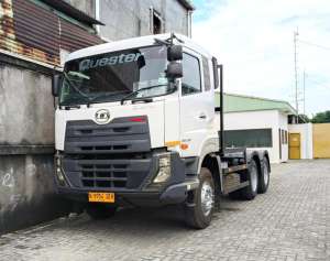 Jual bekas MULUSbanBARU MURAH UD trucks quester 6x4 GWE 280 tractor head 2018,lokasi di Jakarta DKI