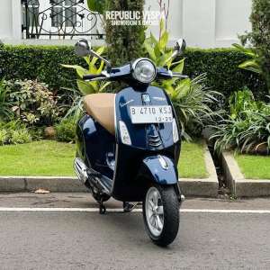 Jual bekas Piaggio Vespa Primavera IGET 150 3V TH 2017 WARNA Biru Tua,lokasi di Jatiasih