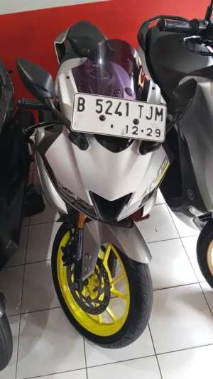 Jual bekas R15 V3 SILVER TH 2022,lokasi di Duren Sawit