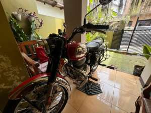 Royal Enfield classic reborn 350 2022 tgn pertama lokasi di Arcamanik, tersedia melalui melalui situs Olx