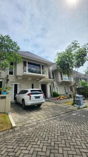 Rumah 2 lantai 4 menit ke Sekolah Internasional Kesatuan Bangsa lokasi di Gamping, tersedia melalui melalui situs Olx