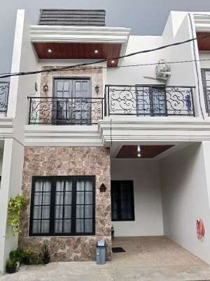 Rumah 2 Lantai Model Eropa Di Samping Pasar Sukatani Depok lokasi di Tapos, tersedia melalui melalui situs Olx