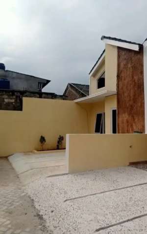 rumah akses mobil 3 kamar tidur Tangerang lokasi di Cipondoh, tersedia melalui melalui situs Olx