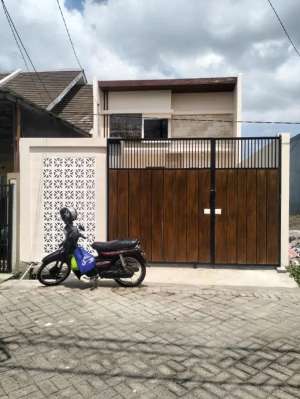 rumah baru 1lt 800 jt an Surabaya lokasi di Rungkut, tersedia melalui melalui situs Olx