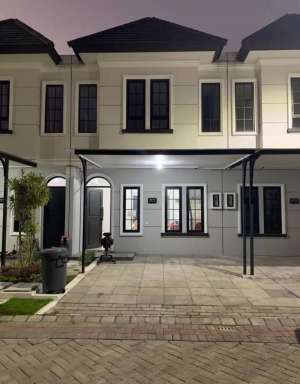 Rumah Cantik Mansion Nine Surabaya lokasi di Lakarsantri, tersedia melalui melalui situs Olx