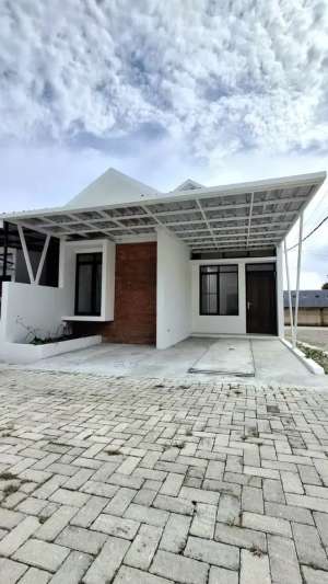 Rumah di 2 Lantai cihanjuang dkt lembang dan gegerkalong setiabudi bdg lokasi di Sukasari, tersedia melalui melalui situs Olx