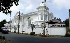 Rumah Di Komplek Billy Moon Pondok Kelapa-Ada Kolam Renang lokasi di Duren Sawit, tersedia melalui melalui situs Olx