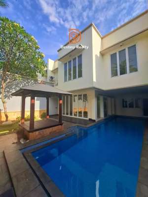 Rumah Dijual Dalam Komplek. Jendela Besar dan Terang 24 Jam Keamanan. lokasi di Pasar Minggu, tersedia melalui melalui situs Olx