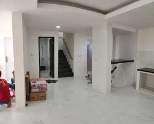 RUMAH JELAMBAR 3 LANTAI SIAP HUNI lokasi di Grogol Petamburan, tersedia melalui melalui situs Olx