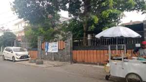Rumah Lama Dan Asri Di Jl H Kebon Baru Tebet Jakarta Selatan lokasi di Tebet, tersedia melalui melalui situs Olx