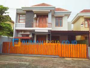 rumah mewah 2 lantai dalam perumahan jln kaliurang KM 6 lokasi di Depok, tersedia melalui melalui situs Olx