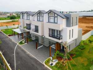 Rumah mewah 3 lantai di summarecon mutiara makassar lokasi di Biring Kanaya, tersedia melalui melalui situs Olx