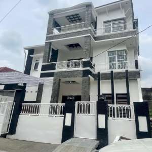 RUMAH MEWAH 3 LANTAI DI PERUMAHAN TASBIH, SETIABUDI MEDAN lokasi di Medan Sunggal, tersedia melalui melalui situs Olx