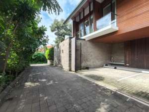 Rumah Mewah 4 Kamar Tidur Di Renon Denpasar lokasi di Denpasar Selatan, tersedia melalui melalui situs Olx