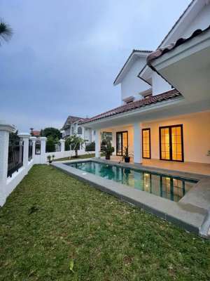 Rumah mewah di Lebak Bulus,ada pool,Luas500m,Hook,Harga12 M nego lokasi di Kebayoran Baru, tersedia melalui melalui situs Olx