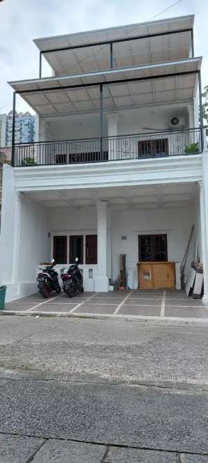 Rumah Mewah di Pusat kota depok 5 KT dg 3 lantai Nempel JL margonda RY lokasi di Pancoran Mas, tersedia melalui melalui situs Olx