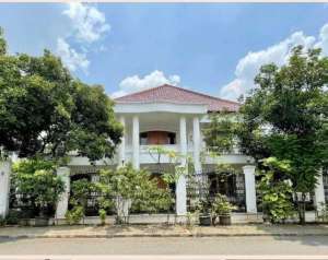 Rumah Mewah Hook Cantik Terawat Dalam Komplek Elite Cinere Dekat Mall lokasi di Cinere, tersedia melalui melalui situs Olx