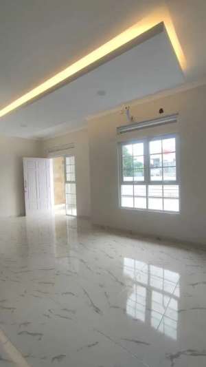 Rumah Modern Klasik MainRoad Jalan Haji Gofur Bandung Barat lokasi di Padalarang, tersedia melalui melalui situs Olx