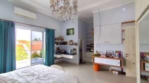 Rumah modern Minimalis 2 lantai sangat terawat di Rungkut Asri lokasi di Rungkut, tersedia melalui melalui situs Olx