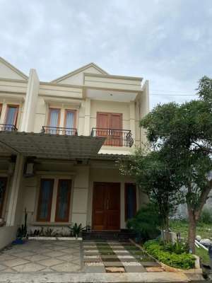 Rumah Secondary Full Furnished Hunian Dekat Transportasi Umum Nyaman lokasi di Kramat Jati, tersedia melalui melalui situs Olx