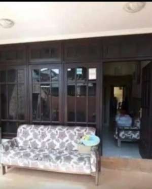 rumah tengah kota Surabaya Rumah banyu Urip kidul lokasi di Sawahan, tersedia melalui melalui situs Olx