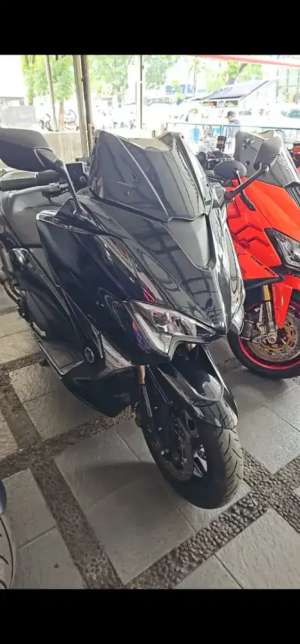 Jual bekas Tmax Dx Pembuatan 2018 Regist 2021 KM 40 Ribuan, Full Paper,lokasi di Lengkong
