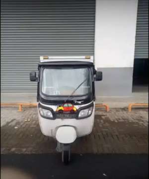 Jual bekas tvs 3 tiga roda box km 10rb masih rendah bajaj buat usaha,lokasi di Bojongsoang
