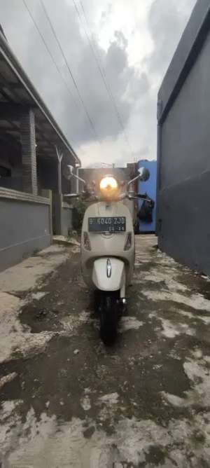 Vespa LXV 3v 2016 lokasi di Sawangan, tersedia melalui melalui situs Olx